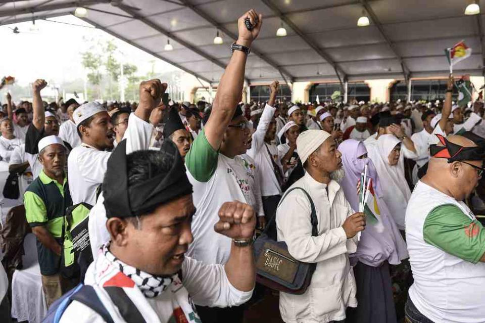 Umno and PAS supporters are seen outside the Putra World Trade Centre in Kuala Lumpur September 14, 2019. ― Pictue by Miera Zulyana