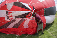 <p>Hot air Balloons are being tethered as balloonists prepare to launch at the Bristol international balloon fiesta held on August 10, 2017 in Avon, England. (Photo: Amer Ghazzal/Barcroft Images) </p>