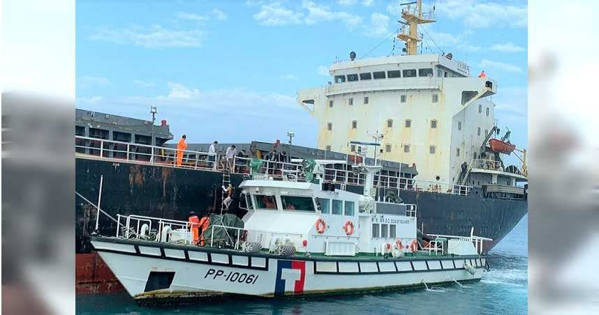 今年2月，海巡隊查扣大陸籍「豐溢9969號」採砂船及「長鑫36號」運砂船，並押解至高雄港後擇日拍賣。（圖／報系資料照）
