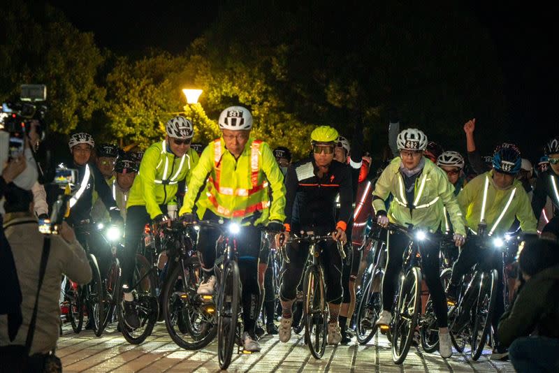 柯文哲、黃珊珊騎乘自行車，挑戰一日北高。