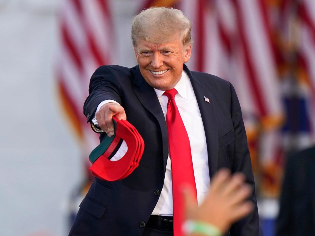 Donald Trump pointing at rally in Ohio