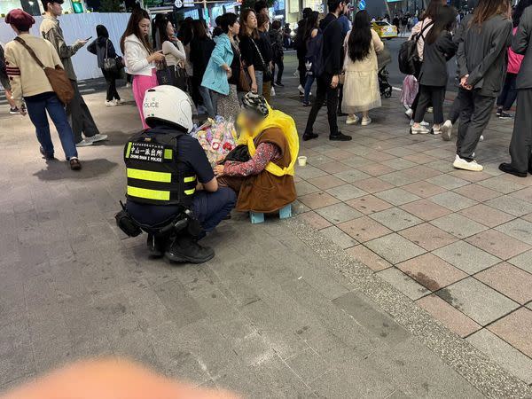 網友分享一張警察關切賣花老婦的照片。（圖／翻攝自臉書）