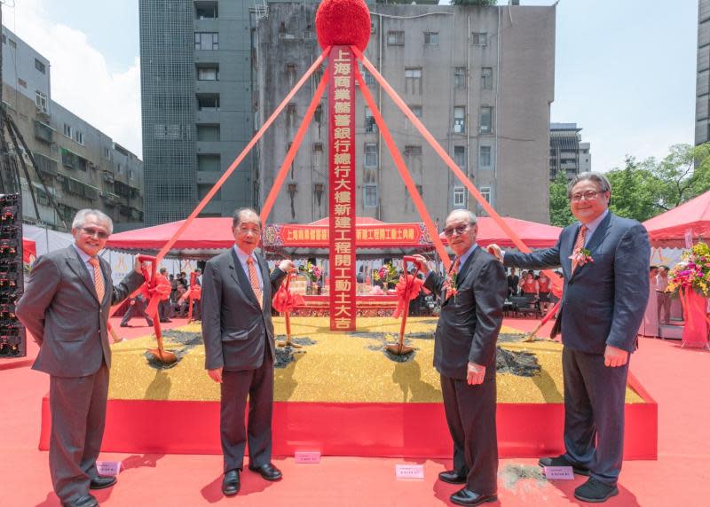 ▲上海商銀新總行大樓開工動土，上海商銀駐行常董陳逸平(右二)、獨立常務董事李庸三(左二) 、總經理陳善忠(左一) 、執行副總榮康信(右一）合影。（圖／上海商銀提供）