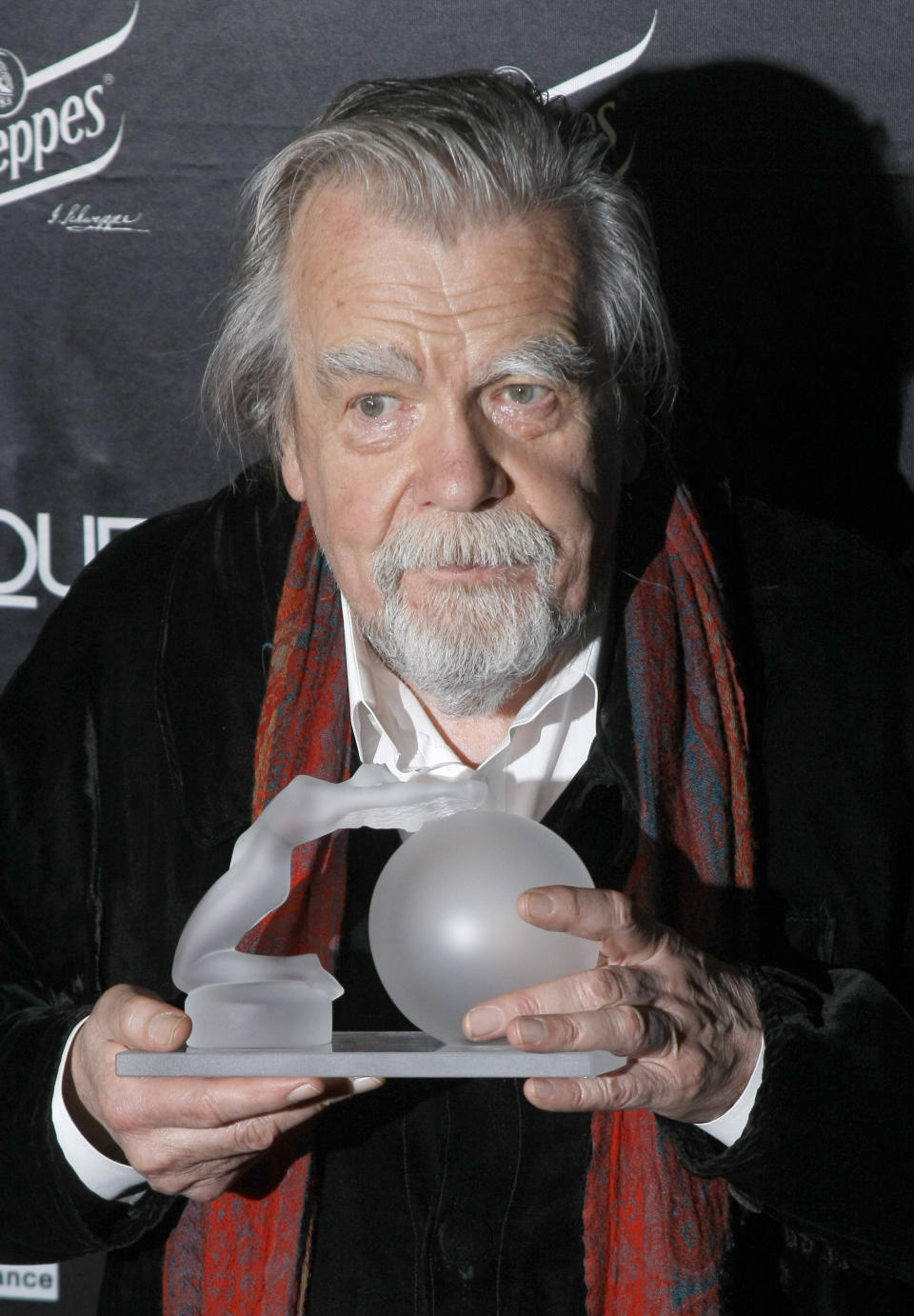 En esta foto del 7 de febrero del 2011, el actor francés Michael Lonsdale posa tras recibir el premio Globo de Cristal durante una ceremonia e París. Lonsdale murió el lunes 21 de septiembre del 2020 en su casa en París. Tenía 89 años. (AP Foto/Jacques Brinon, Archivo)