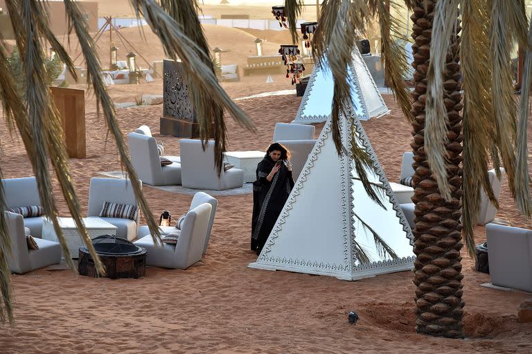 "Riyadh Oasis", situado cerca de la capital, viene a ser un refugio de alta gama en el desierto. Con sus estanques bordeados de palmeras, sus restaurantes efímeros y las carpas de lujo, atrae a los saudíes más ricos, acostumbrados a gastar miles de millones de dólares en el extranjero (FAYEZ NURELDINE/AFP)