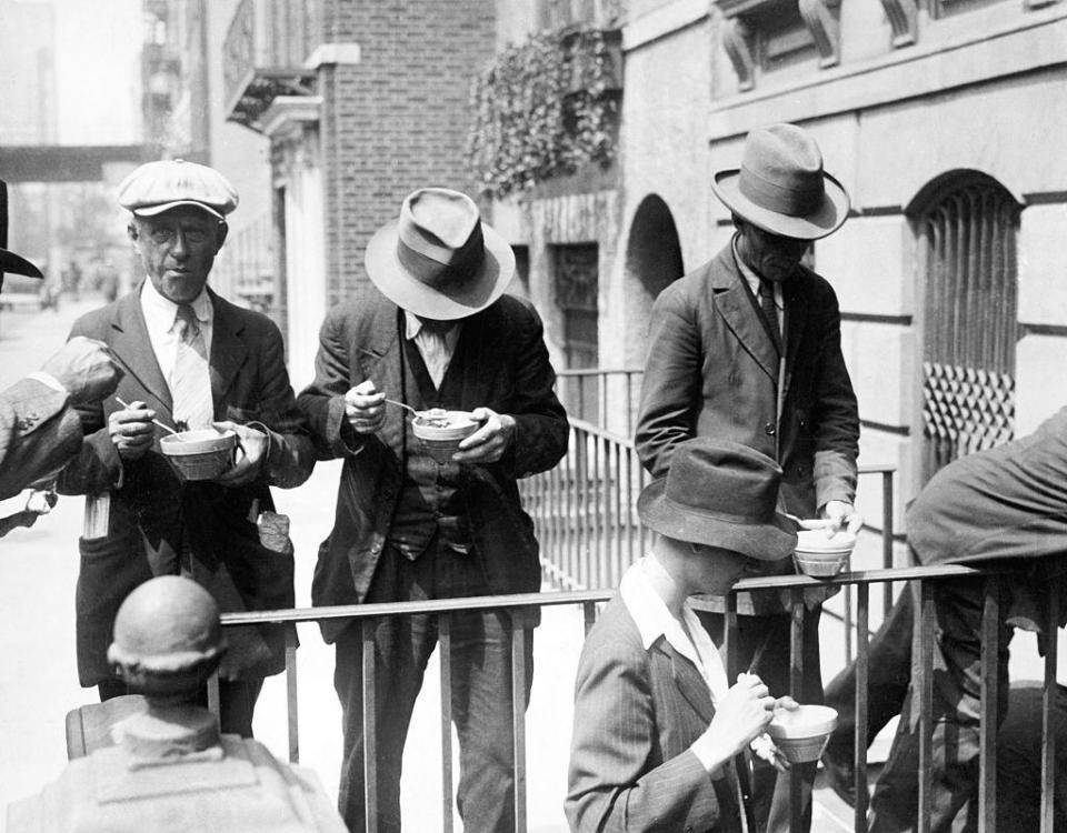 Personas comiendo un plato de sopa en el Nueva York de la Gran Depresión.