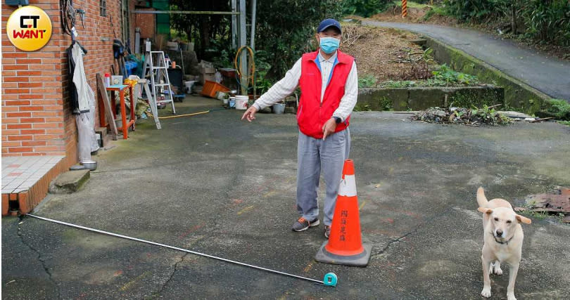 屋主林文忠指出，鐵路完工後距離他家只有2.4公尺，根本沒有居住品質可言。（圖／黃耀徵攝）