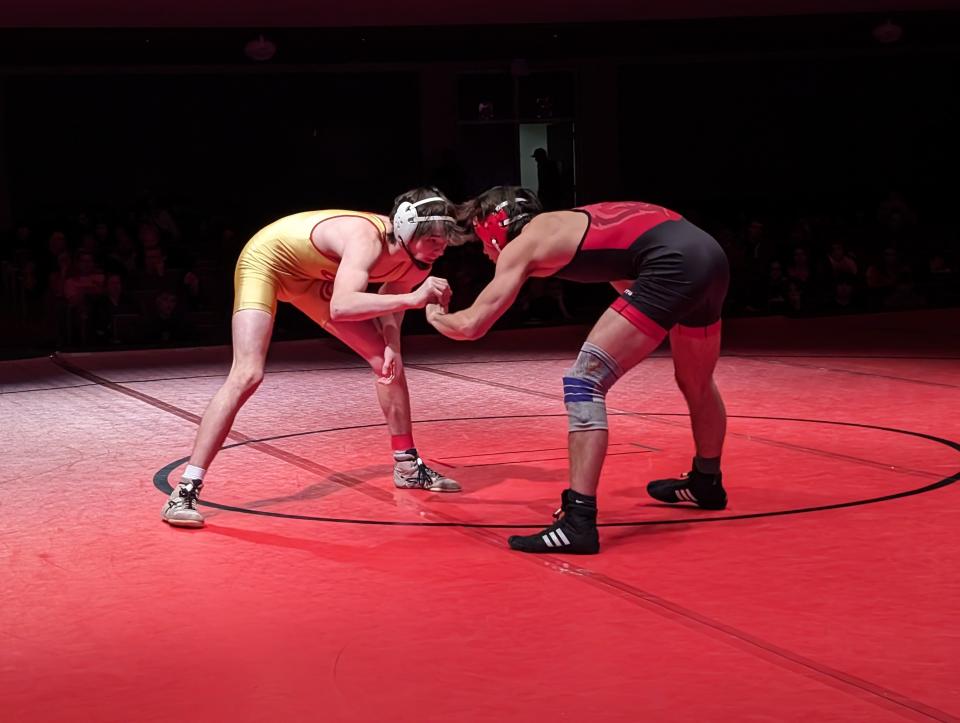 Brecksville's Jace Jett, left, looks for an angle during his win over Wadsworth's Kade Mellon.
