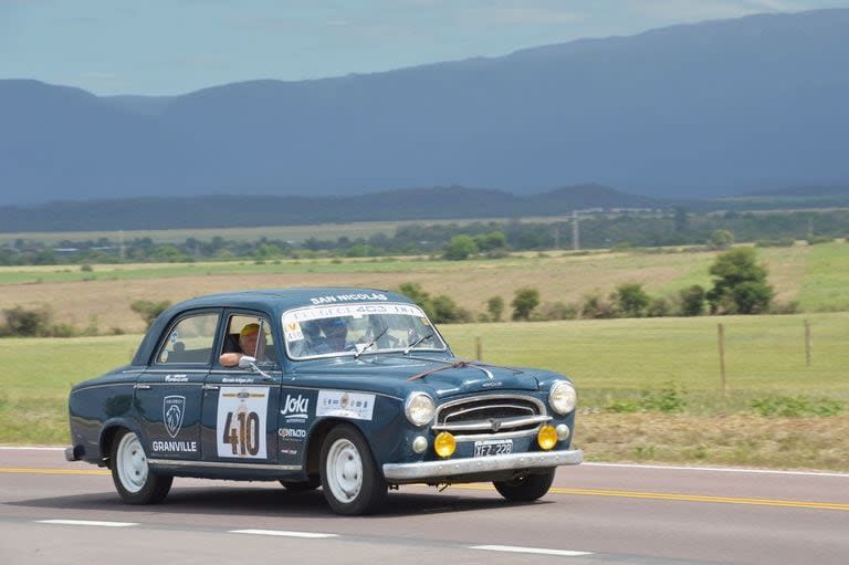 Un Peugeot 403, el modelo que se hizo famoso por la serie del detective Columbo en los años sesentas y setentas, transporta al nicoleño Norberto Gruffat y a Marcelo Artigas por uno de los caminos de llanura con paisaje de montaña del XX Gran Premio Argentino Histórico.