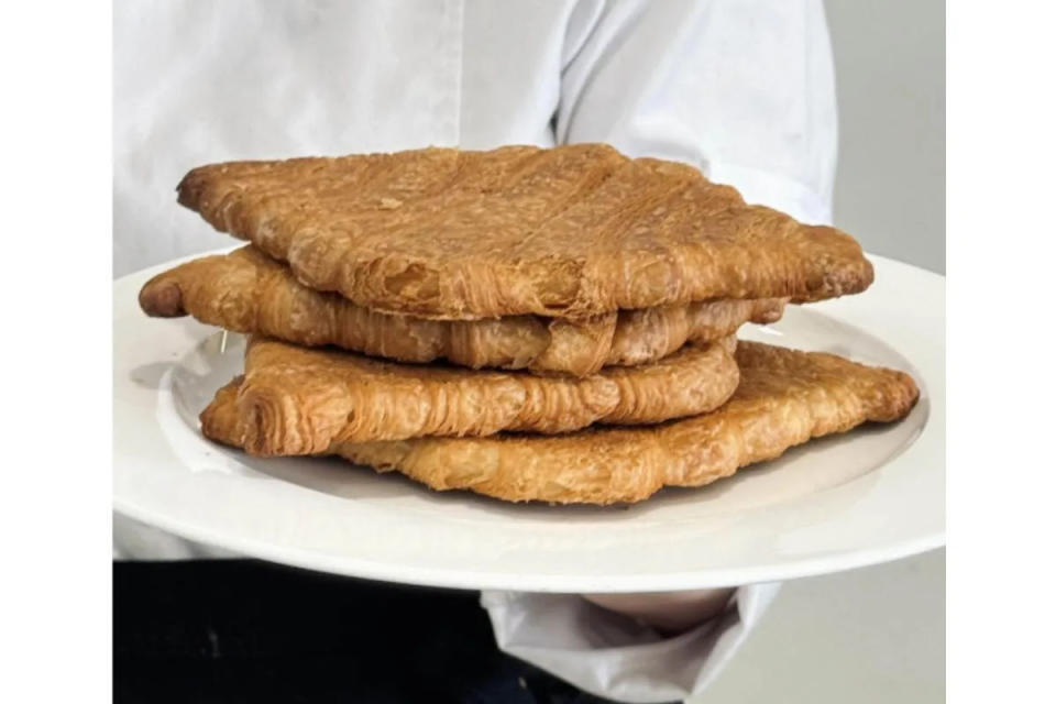 Flat croissant, la nueva tendencia de redes sociales y panaderías.