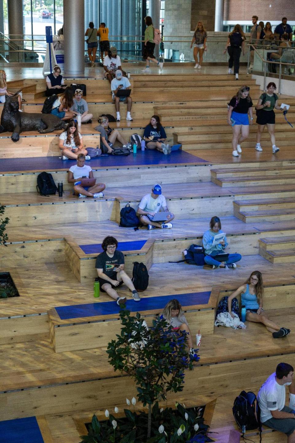 Students gather within several communal areas of UK’s Gatton Student Center between classes, August 21, 2023. Marcus Dorsey/mdorsey@herald-leader.com
