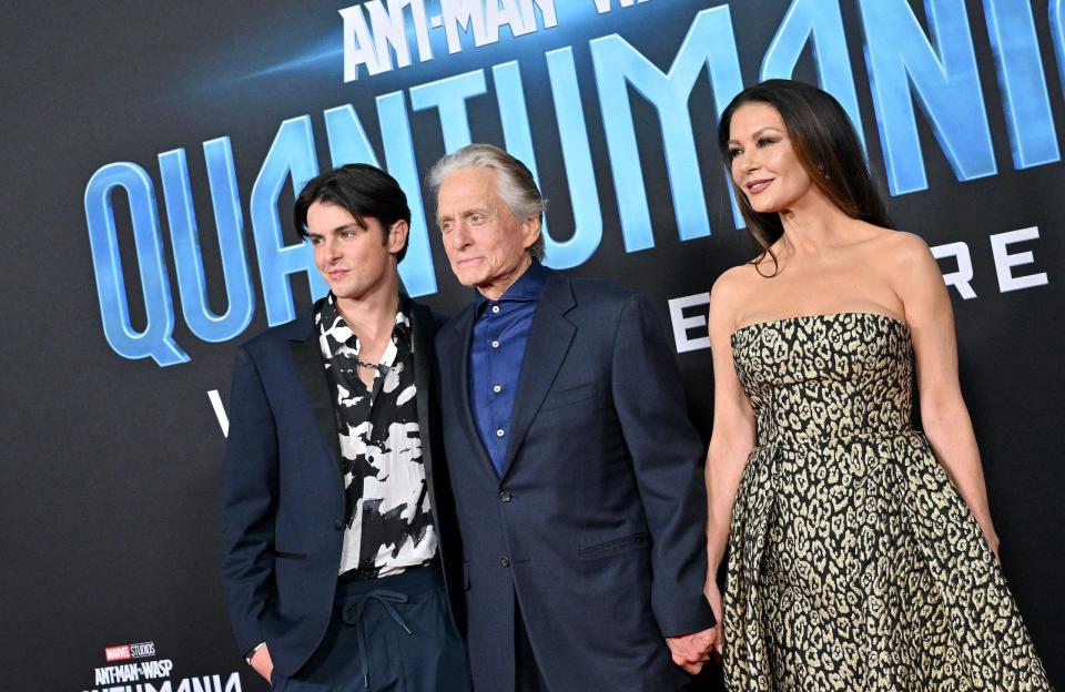 Catherine Zeta-Jones et Michael Douglas illuminent le tapis rouge avec leur fils Dylan