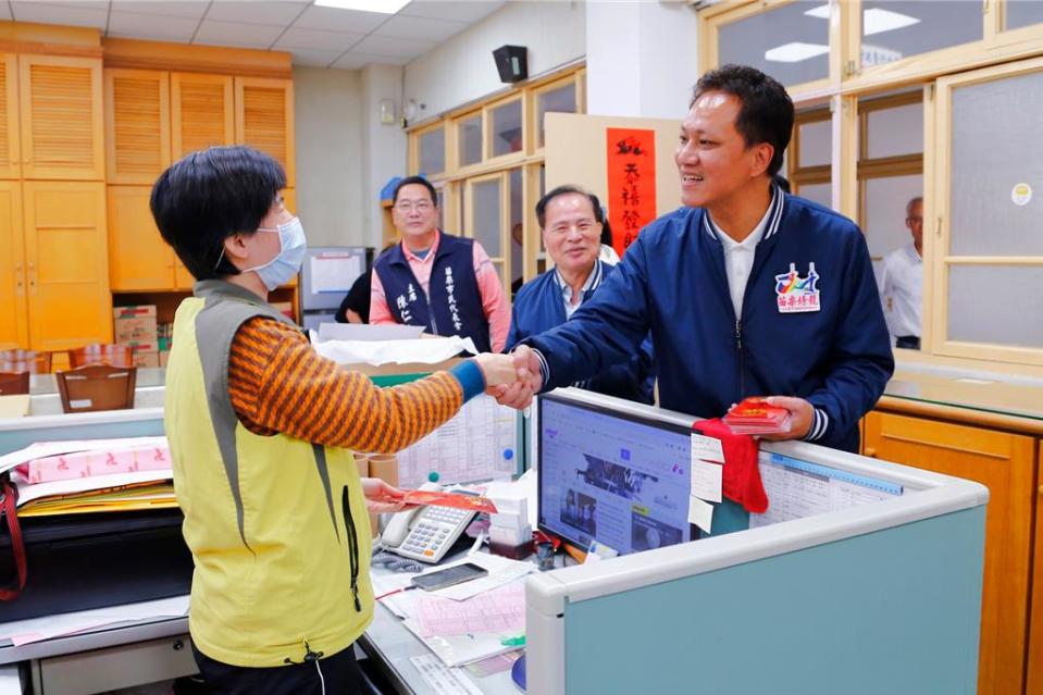 苗栗市長邱鎮軍一一向公所職員道別。（苗栗市公所提供／李京昇苗栗傳真）