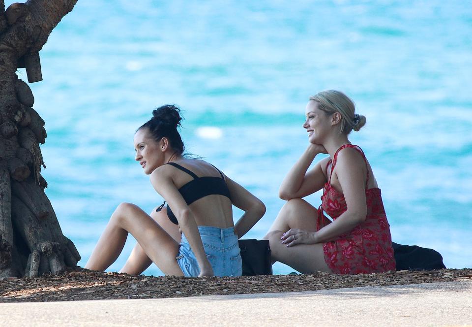Later they were seen relaxing by the shore. Were they looking at Mike? Photo: Diimex