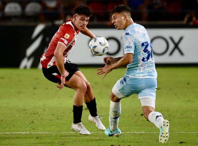 Franco Zapiola y Tobías Rubio, en la lucha; ninguno se queda con la pelota