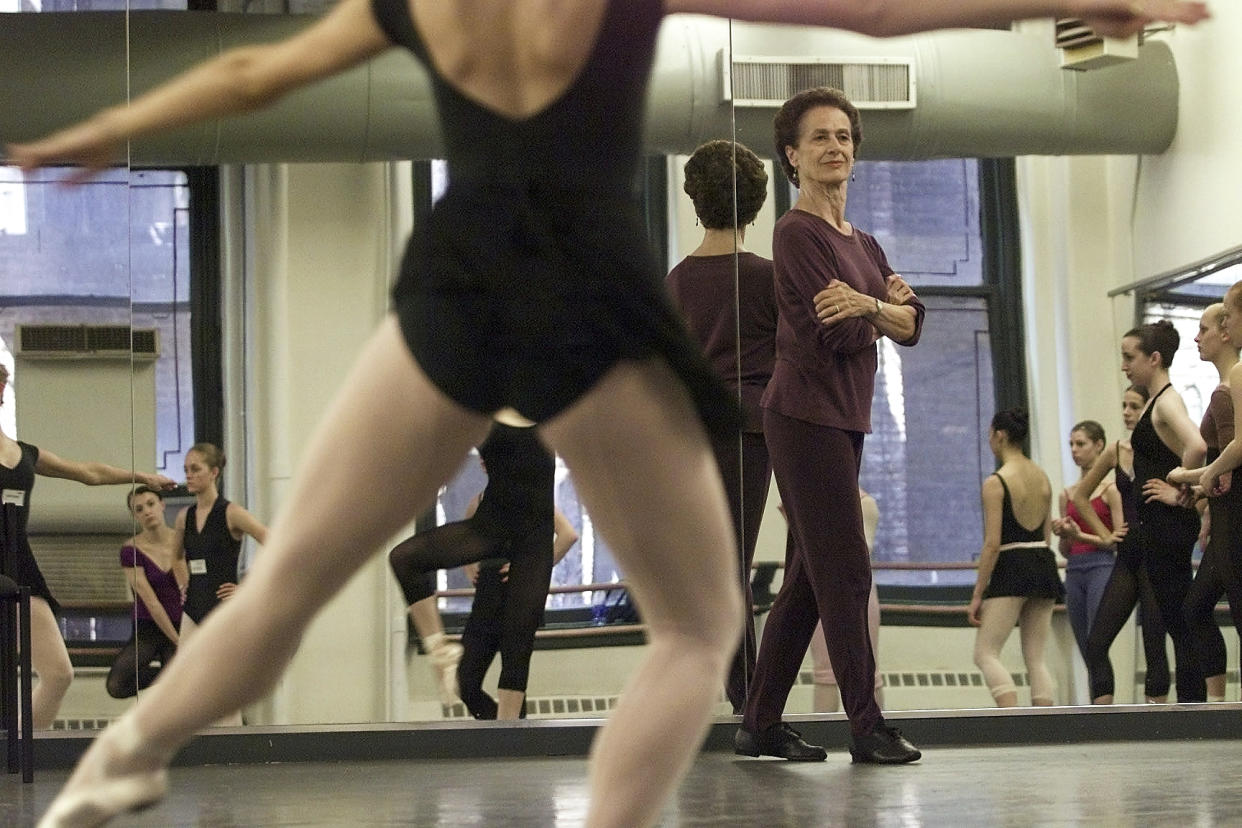 La profesora de danza Lupe Serrano observa a sus alumnas bailando durante una clase de la escuela de verano del American Ballet Theater en Manhattan, el 18 de julio de 2001. (Ruth Fremson/The New York Times).