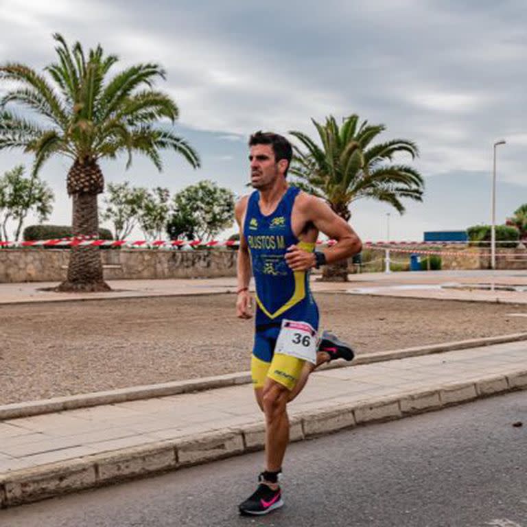 El triatlonista argentino Mateo Bustos Pecaut, quien se confió en la línea de llegada de la carrera de Sagunto (Valencia) y terminó segundo.