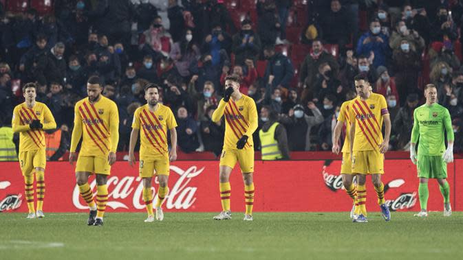 Barcelona kembali gagal meraih hasil minor usai ditahan imbang 1-1 tuan rumah Granada dalam laga lanjutan Liga Spanyol 2021/2022, Sabtu (8/1/2022). Barcelona gagal mempertahankan keunggulan satu gol mereka di akhir laga usai Gavi dikartu merah wasit. (AFP/Jorge Guerrero)