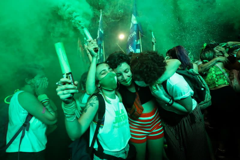 Protests as senate debates abortion bill in Buenos Aires