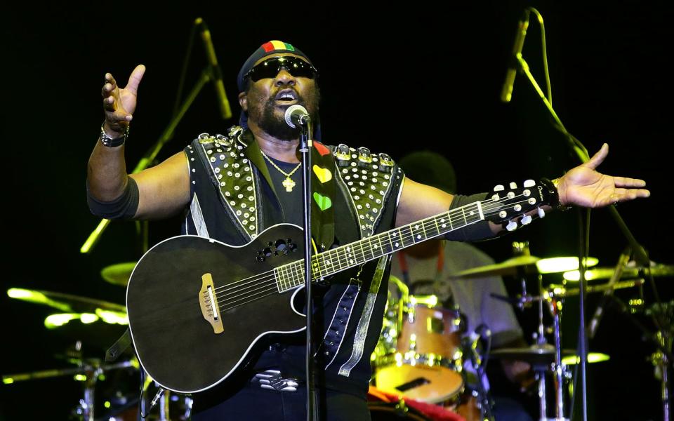 In einem seiner Songs ("Do the Reggay") benutzte er den Ausdruck zuerst: Am 11. September starb Toots Hibbert, der nicht nur in Jamaika als Erfinder des Reggae gilt, im Alter von 77 Jahren. Der Sänger der Band Toots & the Maytals hatte sich Anfang September mit dem Corona-Virus infiziert. (Bild: Suhaimi Abdullah/Getty Images)