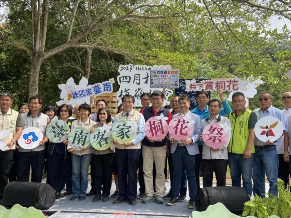 市長黃偉哲等人同賞油桐花。 （記者張淑娟攝）