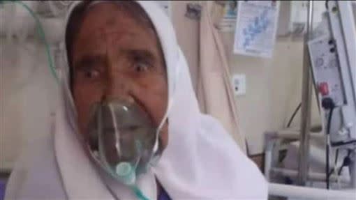 伊朗一位107歲人瑞奶奶從武漢肺炎痊癒。（圖／翻攝自推特）