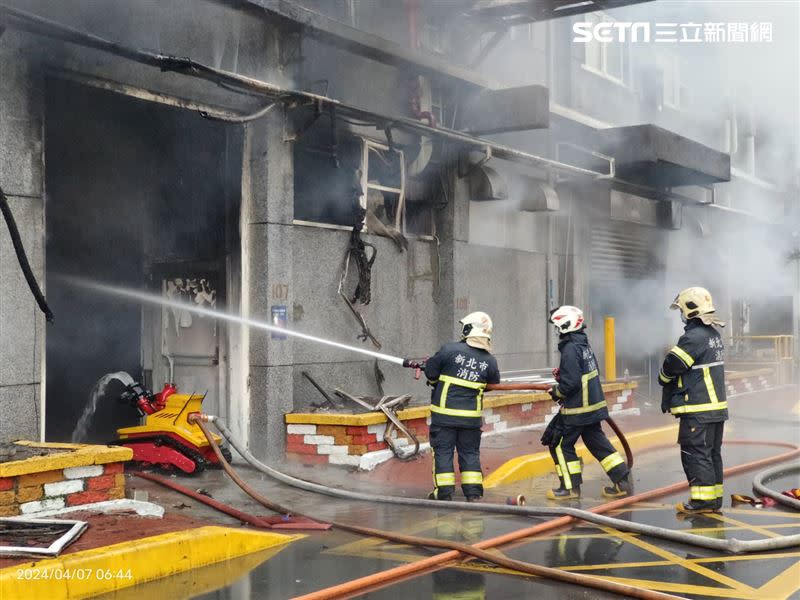 新北市消防局更出動履帶式消防機器人出勤射水灌救。（圖／翻攝畫面）