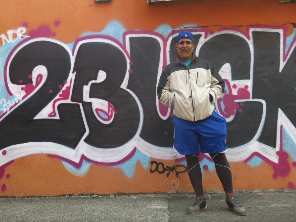 Yadier Fuentes, trabajador de la compañía eléctrica, posa para una foto en San Juan, el martes 21 de marzo de 2017. Al igual que muchos boricuas, Fuentes se tiñó el cabello de rubio para apoyar a la selección de béisbol que participa en el Clásico Mundial (AP Foto/Danica Coto)