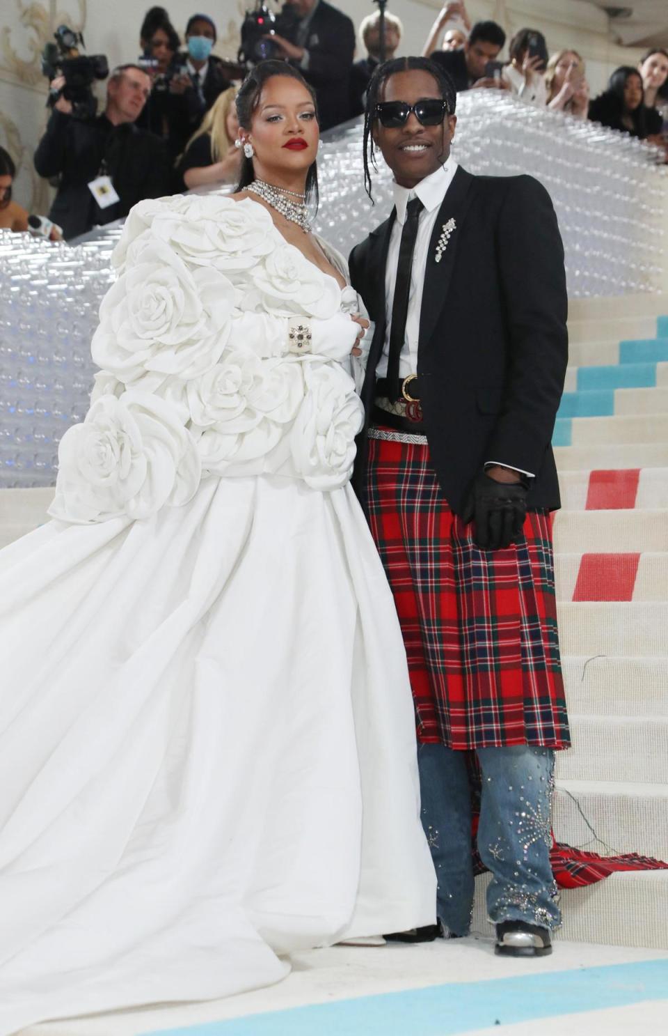 蕾哈娜（左）穿著Valentino設計的白色禮服，加上繡花裝飾，男友A$AP（右）則以黑色西裝向卡爾拉格斐的經典形象致敬。（東方IC）