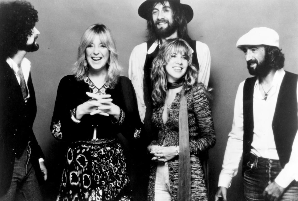 CIRCA 1977: (L-R) Lindsey Buckingham, Christine McVie, Mick Fleetwood, Stevie Nicks and John McVie of the rock group ‘Fleetwood Mac’ pose for a portrait in circa 1977. (Photo by Michael Ochs Archives/Getty Images)