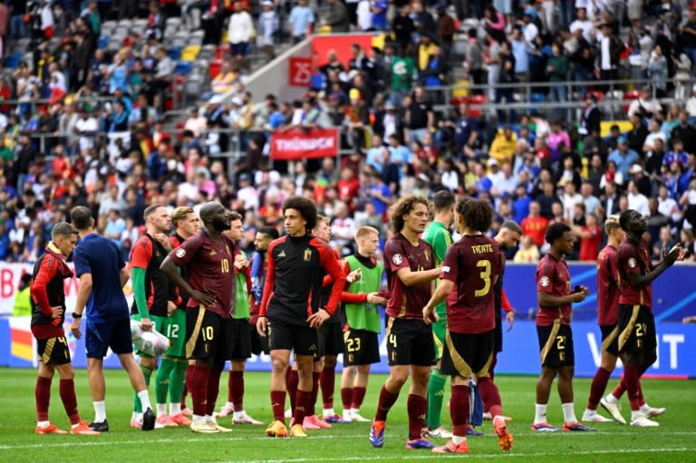 Los futbolistas de la selección de Bélgica reaccionan a la derrota ante Francia en un partido de la Eurocopa, el 1 de julio de 2024 en la ciudad alemana de Dusseldorf (Ina Fassbender)