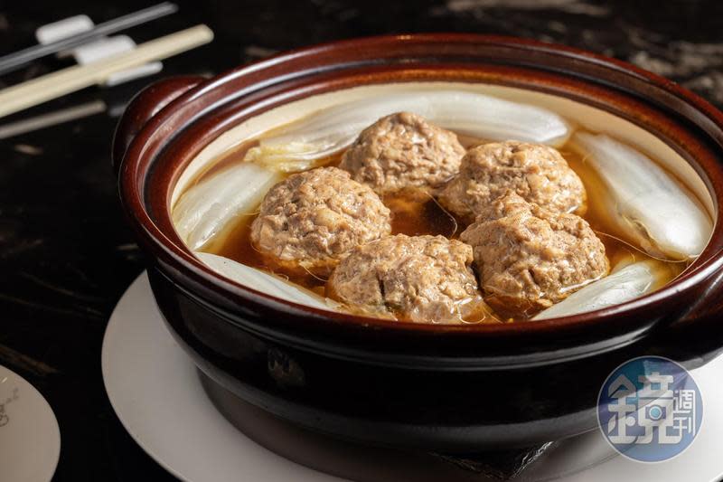 以純肉打成的「揚州獅子頭」，是最經典的淮揚菜。（1,200元／鍋、5顆）