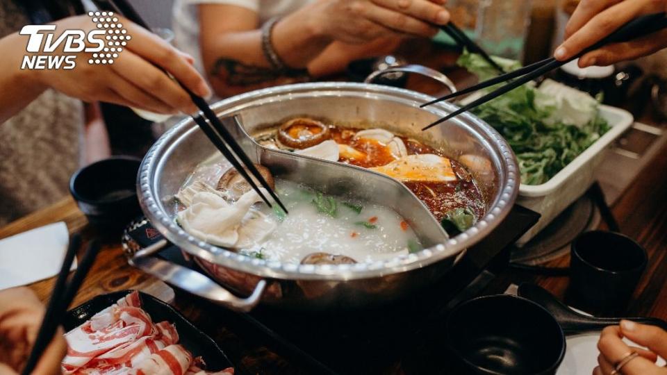 冬天吃火鍋時因嗅味覺敏感度降低，因此不知不覺會沾上許多醬料。（示意圖／shutterstock達志影像）