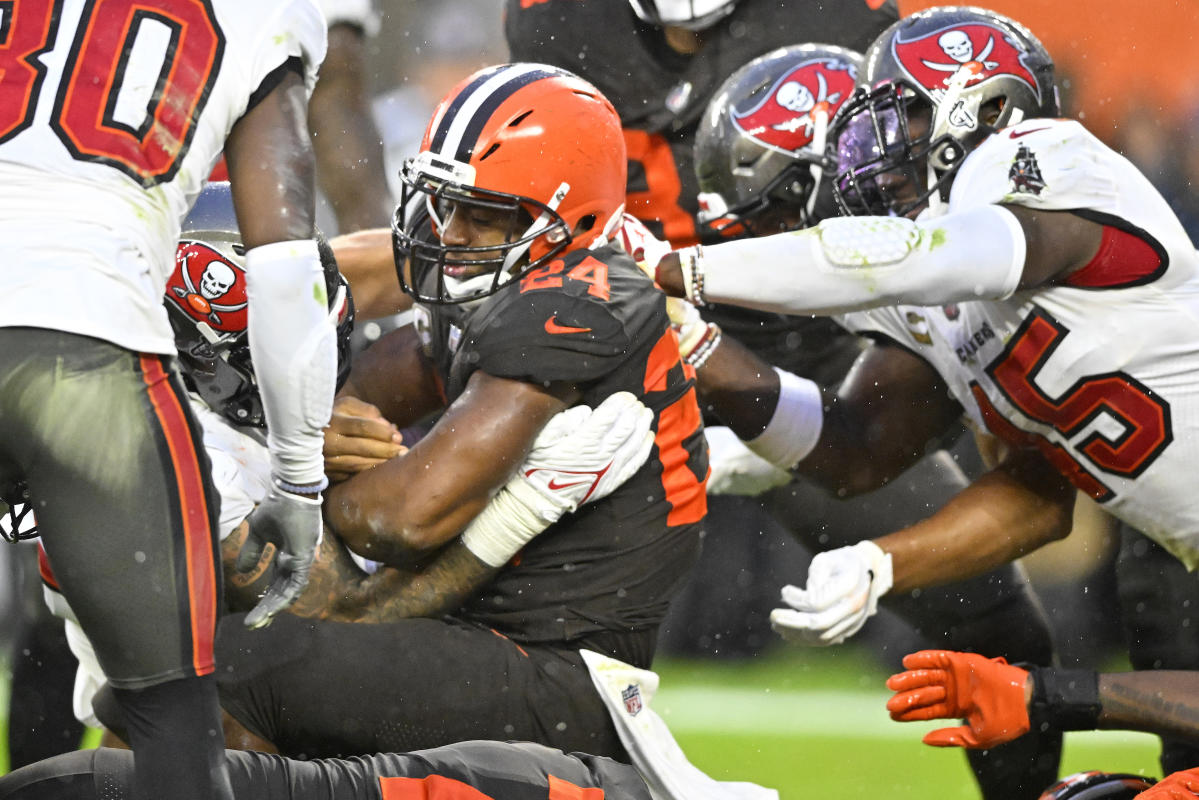 Cleveland Browns tie the game late, finish it 23-17 against Tampa