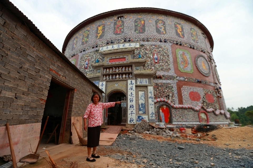 Después de trabajar en el comercio de la porcelana prácticamente toda su vida, Yu Ermei, de 86 años, espera que el museo atraiga a una nueva ola de turistas a su pueblo natal Xinping, situado cerca de la ciudad de Jingdezhen, al este de la provincia de Jiangxi (China).