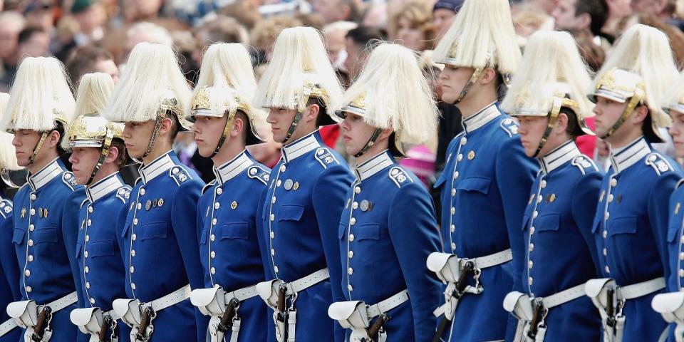 Schwedische Soldaten beim 60. Geburtstag von König Carl Gustaf.