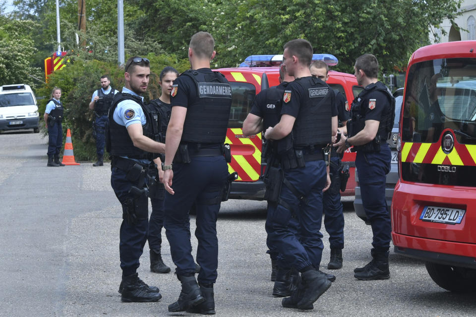 German police officers, left, and French police officers meet near Gerstheim, eastern France, Thursday, May 30, 2019. Police say three people were killed and a child disappeared after a small boat capsized in the Rhine River between Germany and France. (AP Photo)