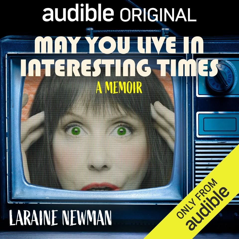 En esta imagen difundida por Audible, la portada del audiolibro de memorias de Laraine Newman "May You Live in Interesting Times". (Audible vía AP)