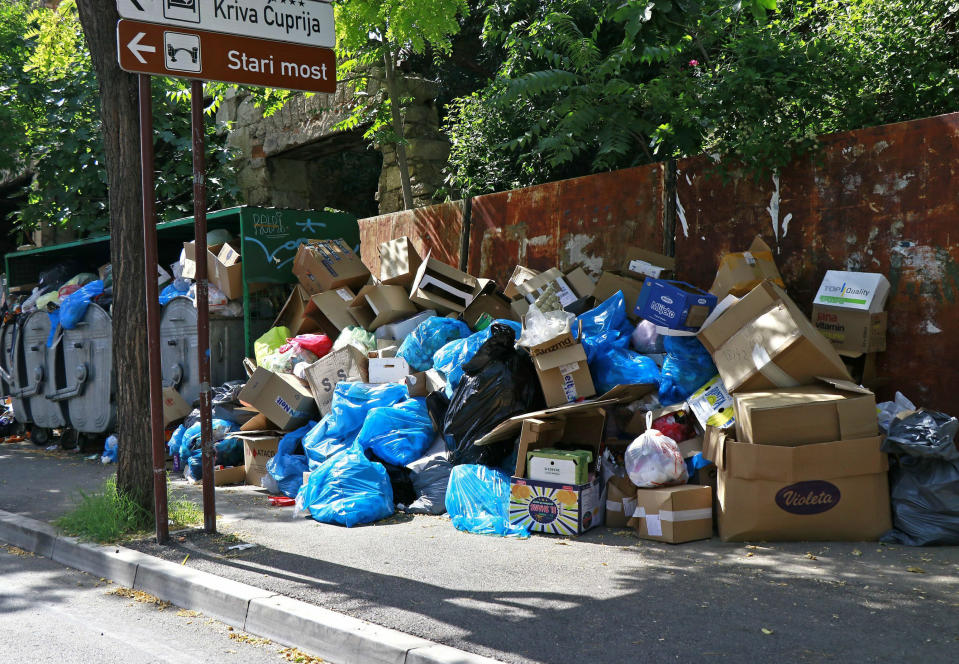 In this photo taken on Thursday, June 13, 2019, piles of trash are seen in the streets of Mostar, Bosnia. Uncollected thrash is piling up on the streets of the southern Bosnian city of Mostar - one of the Balkan nation’s main tourist destinations - since residents begun blocking access to the city’s sole landfill, insisting that it poses serious health and environmental risks. The landfill, located in a residential area, has operated since the 1960s. (Denis Leko/FENA via AP) MOSTAR, 13. juna (FENA) - (Foto FENA/Denis Leko)