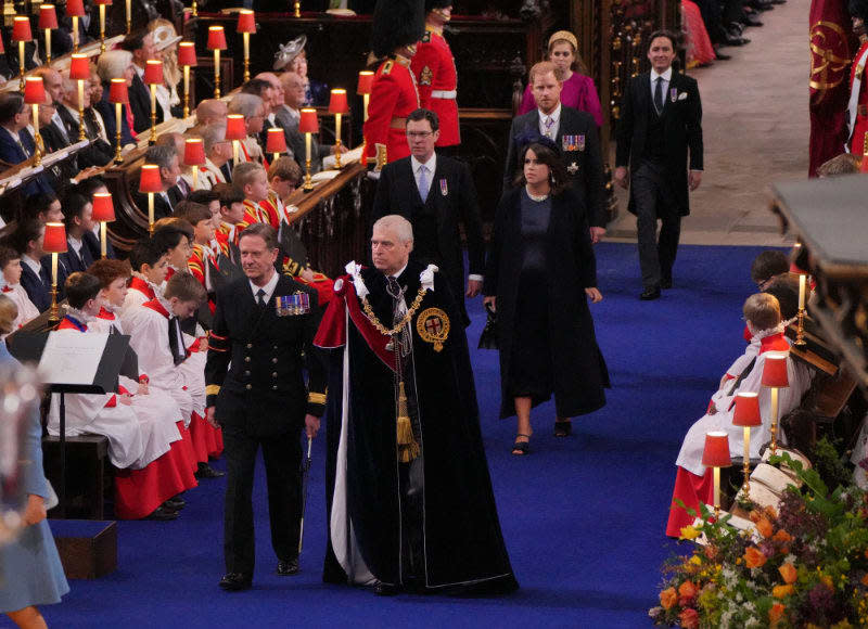 El duque de York y las princesas Beatriz, Eugenia, sus maridos y el príncipe Harry 