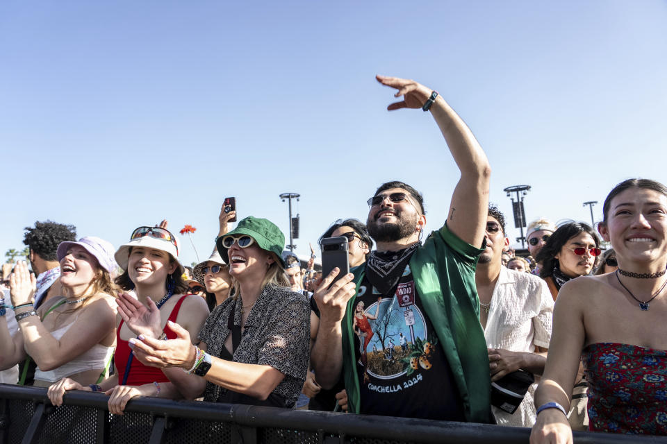 Asistentes al Festival de Música y Artes del Valle de Coachella en el Empire Polo Club el domingo 14 de abril de 2024, en Indio, California. El Servicio de Ciudadanía e Inmigración de los Estados Unidos (USCIS, por sus siglas en inglés) ha instituido un aumento del 250% en la tarifa de la visa para músicos internacionales que se presentan en EE.UU. (Foto Amy Harris/Invision/AP)