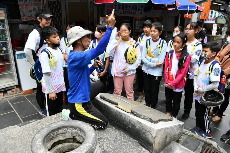 台南小學生畢旅以獨輪車環島澎湖  認識在地文史 台南市東山區東原國小畢業生4日展開獨輪車環島澎 湖之旅，過程中不只有獨輪車戶外教育活動，也將探 索澎湖文化，邀請在地人士為孩子們介紹當地特色文 史。 （樂扶基金會提供） 中央社  113年5月4日 