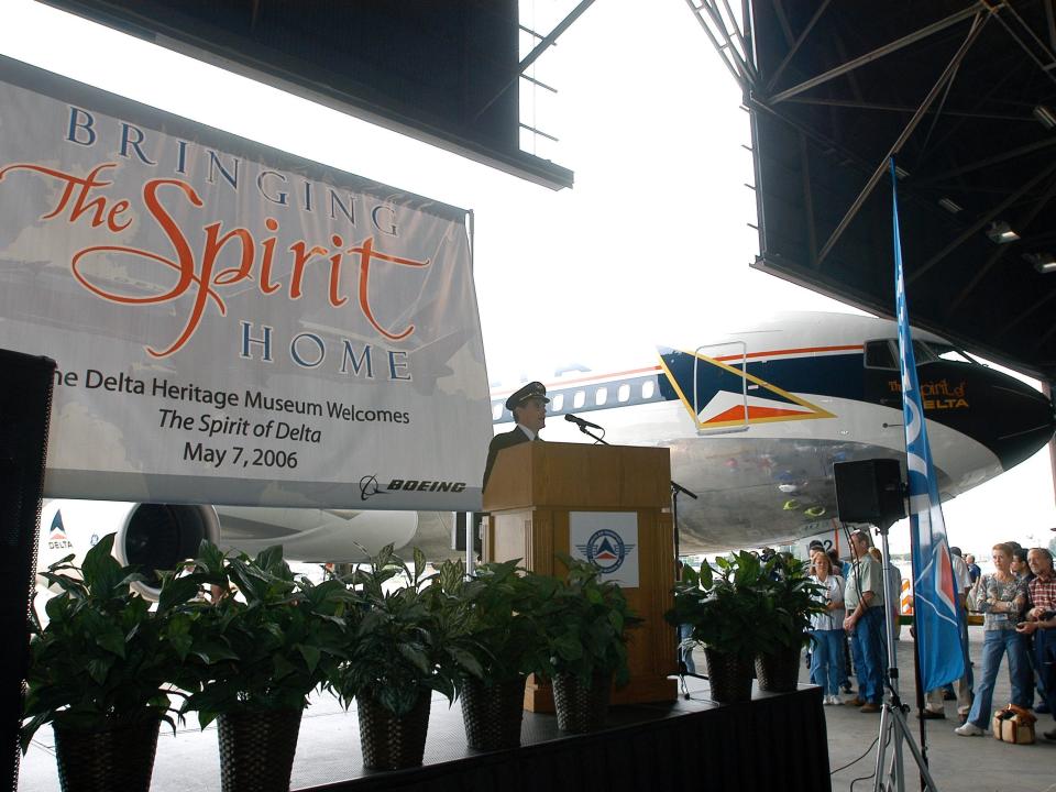 Moving the Spirit of Delta 767 to its permanent home in 2006.