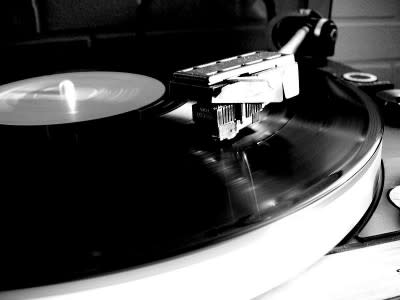 800px-Turntable_spinning