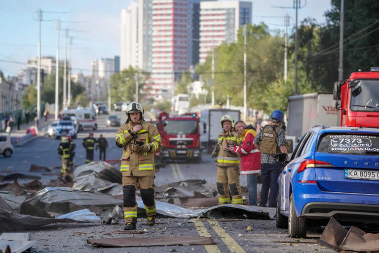 Esta foto difundida por el Servicio Estatal de Emergencias de Ucrania el 10 de octubre de 2022 muestra a los rescatistas trabajando tras los ataques a la capital ucraniana de Kiev, en medio de la invasión rusa de Ucrania.