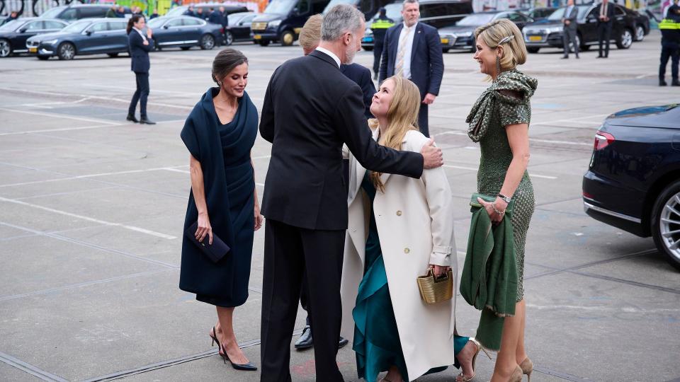 Princess Catharina-Amalia curtsies to King Felipe