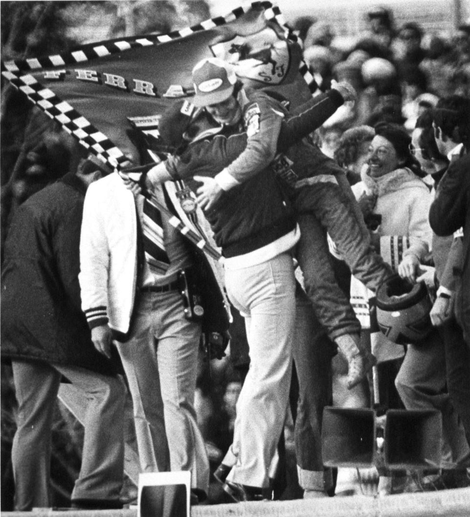 Gilles Villeneuve est soulevé par l'un de ses coéquipiers après avoir remporté le Grand Prix du Canada le 9 octobre 1978. C'était la première fois qu'un pilote canadien remportait la course. (La Presse canadienne)