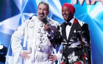 Früher ließ er mit N'Sync Mädchenherzen höher schlagen, in der ersten US-Staffel von "The Masked Singer" die der Jury - bis zur vorletzten Folge. Der italo-amerikanische Sänger Joey Fatone sang sich als Hase bis auf den vierten Platz. (Bild: FOX Image Collection via Getty Images)