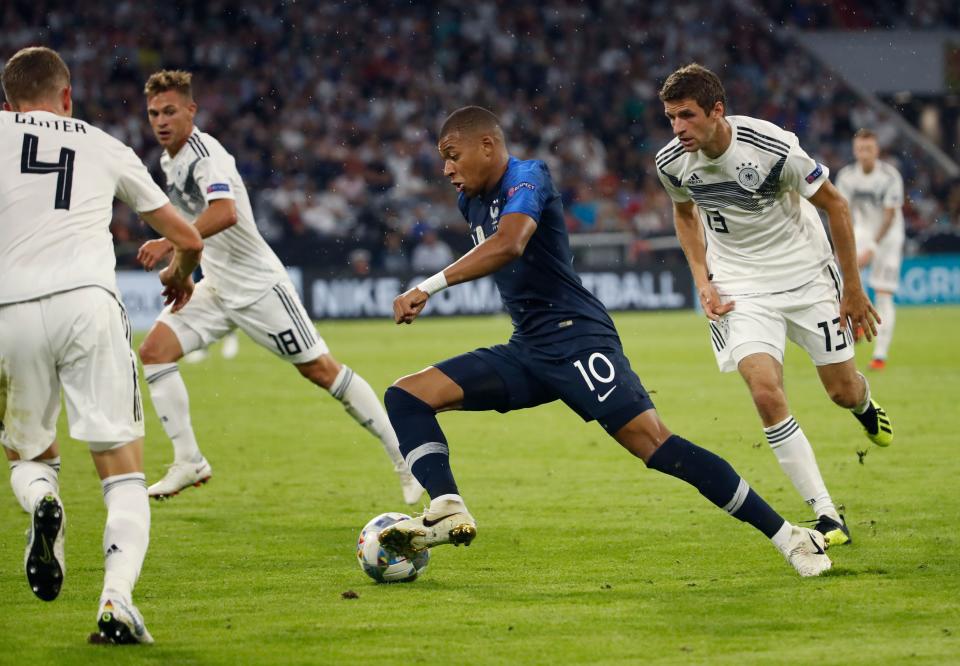 Alle auf die Zehn! Drei deutsche Spieler versuchen, Kylian Mbappe zu stoppen.