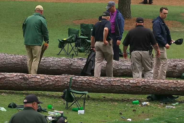 Sillas de espectadores quedaron al lado de los troncos caídos de dos árboles cerca de la salida del hoyo 17; por pocos metros no sucedió una tragedia fortuita en el Masters de Augusta.